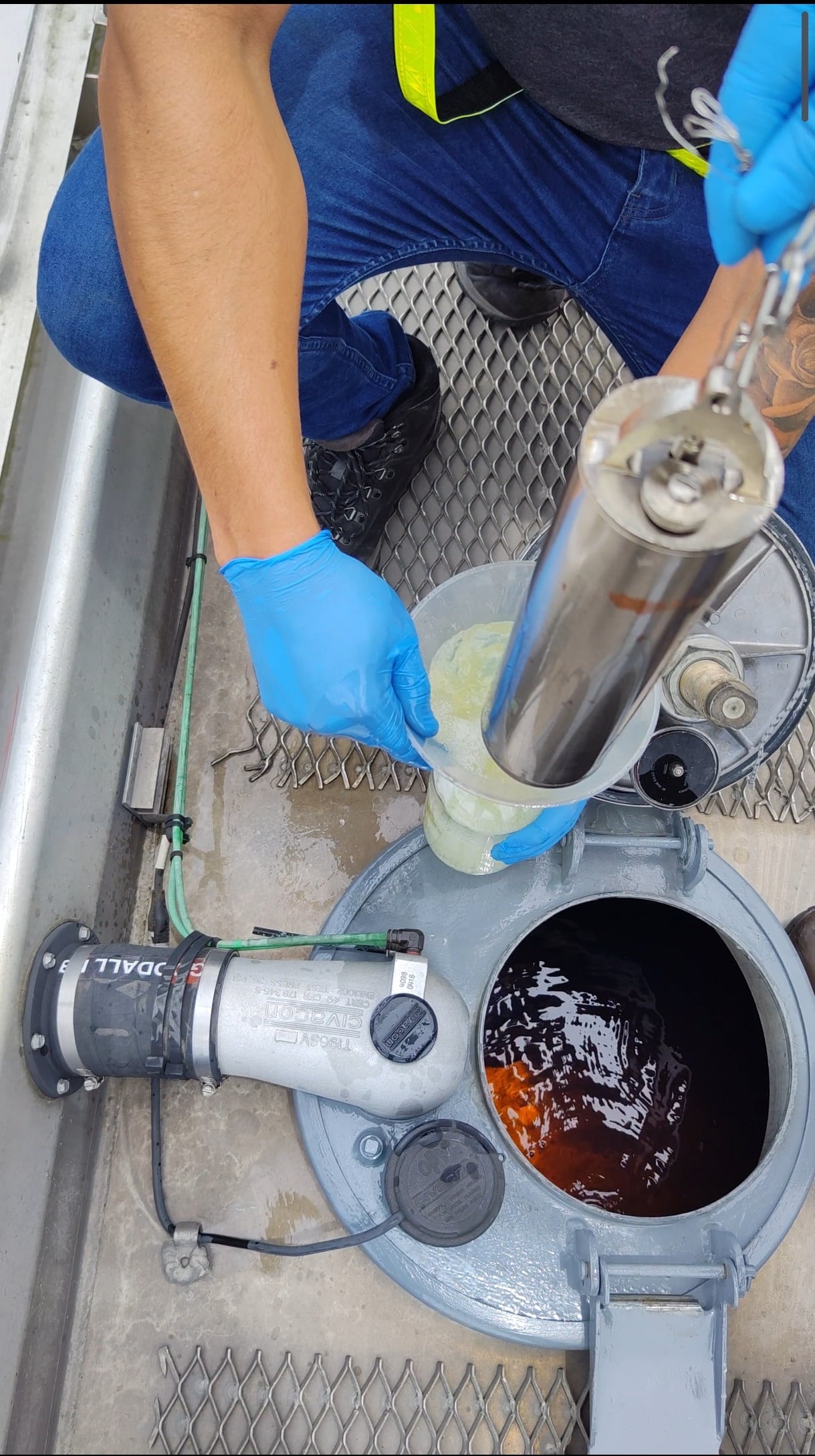 La Autoridad Reguladora de los Servicios Públicos (Aresep) confirma que ya comenzó un plan piloto para revisar en carretera la calidad del combustible que es transportado por cisternas, tanto a las estaciones de servicio como en tanques de autoconsumo