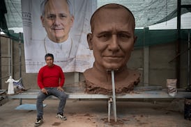 Una enorme estatua del papa León XIV toma forma en un modesto taller de Perú