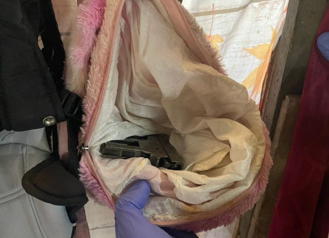 Sospechoso de sicariato tenía escondida arma en bolso de peluche