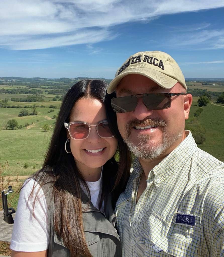 La doctora Layla Sarquis Hernandez emigró a Estados Unidos, ahí perdió el reconocimiento de su licenciatura y decidió no rendirse: hoy es autora, consultora y ejemplo del empuje tico. Escribió el libro “Rompiendo el ciclo de la Niña Buena: Deja de Complacer y Empieza a Vivir”.