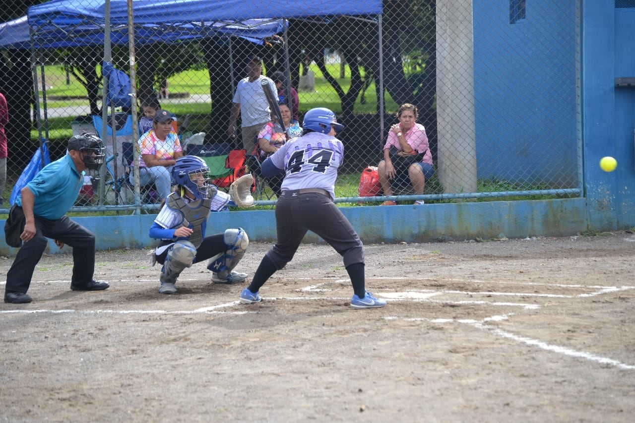 Jacqueline Blanco Ruiz en una nicaragüense de Matagalpa, tiene 43 años, que llegó a Costa Rica en el 2007 y desde el 2015 está peleando la guerra para que el softbol femenino costarricense no desaparezca.