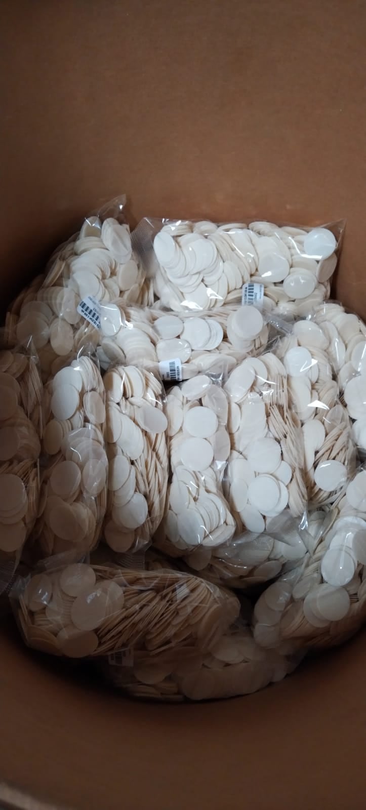 El pasado martes 28 de marzo, como a las 11 de la mañana, el tallercito de hostias de la Conferencia Episcopal nos abrió sus puertas para que pudiéramos compartir con ellos justo en una época cargaditica de trabajo, los días antes de Semana Santa