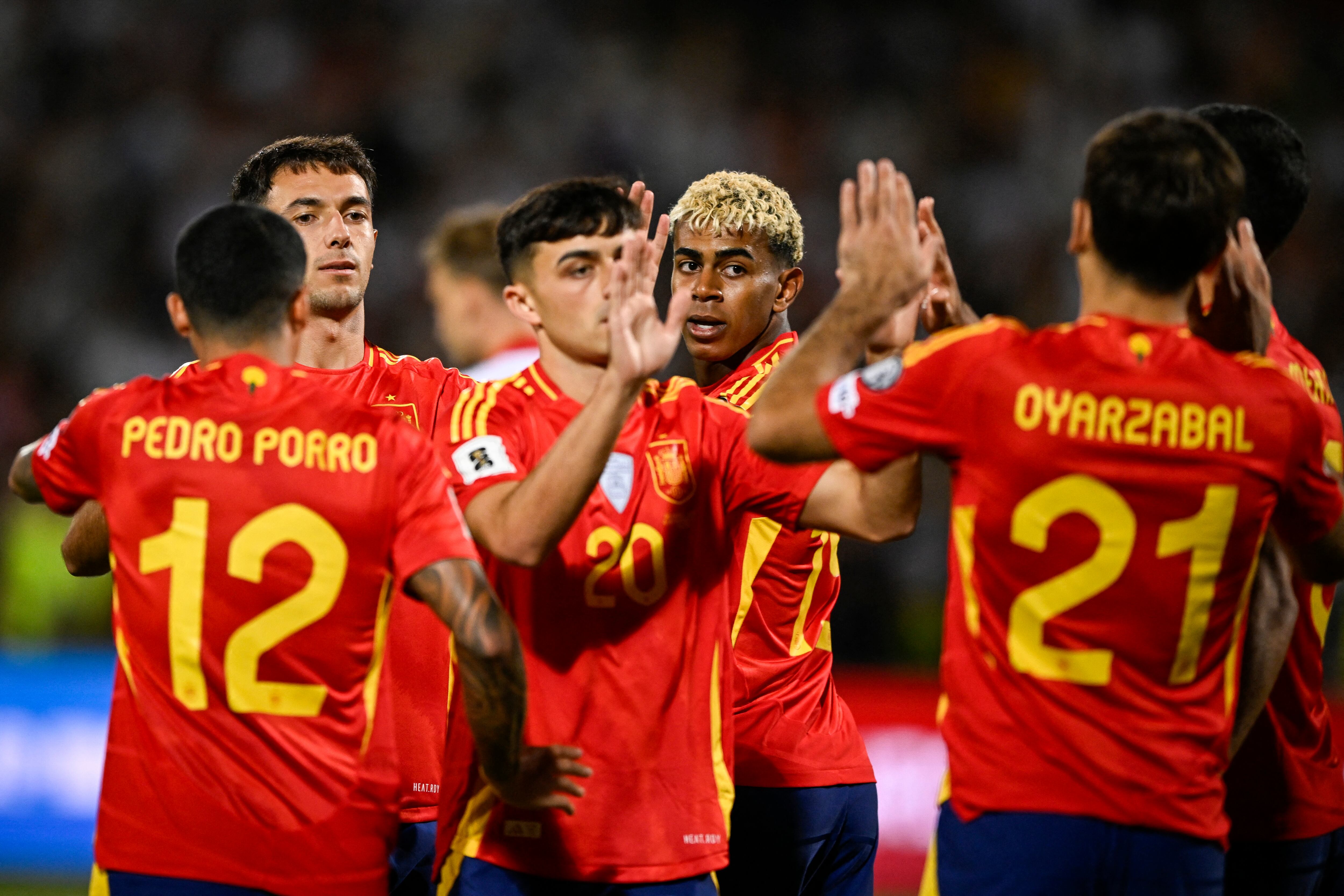 El delantero de España #19, Lamine Yamal, celebra junto a sus compañeros durante el partido de clasificación europea del Grupo E para el Mundial 2026 entre Bulgaria y España, en el estadio Vasil Levski de Sofía, el 4 de setiembre de 2025. (Foto de Nikolay DOYCHINOV / AFP)