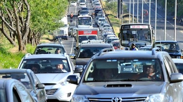 ¿Usa las luces de emergencia para parquear? El MOPT explica por qué no debe hacerlo