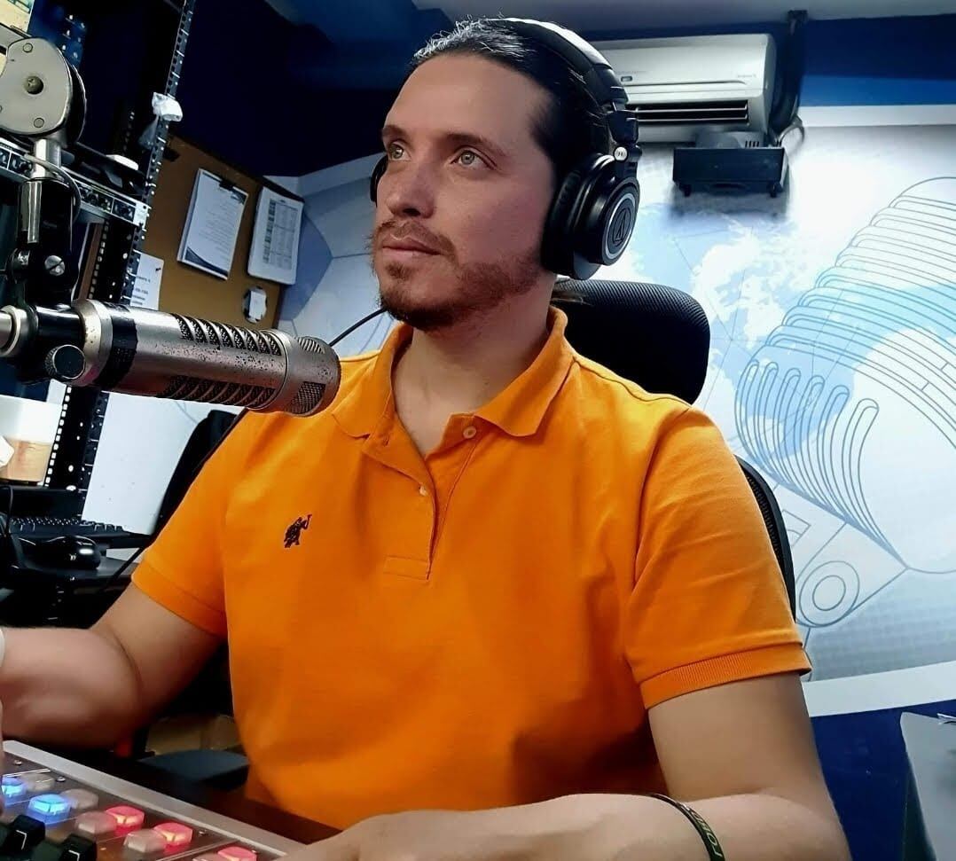 Locutor e imitador Marvin Ballestero de radio Monumental y Pelando el ojo.