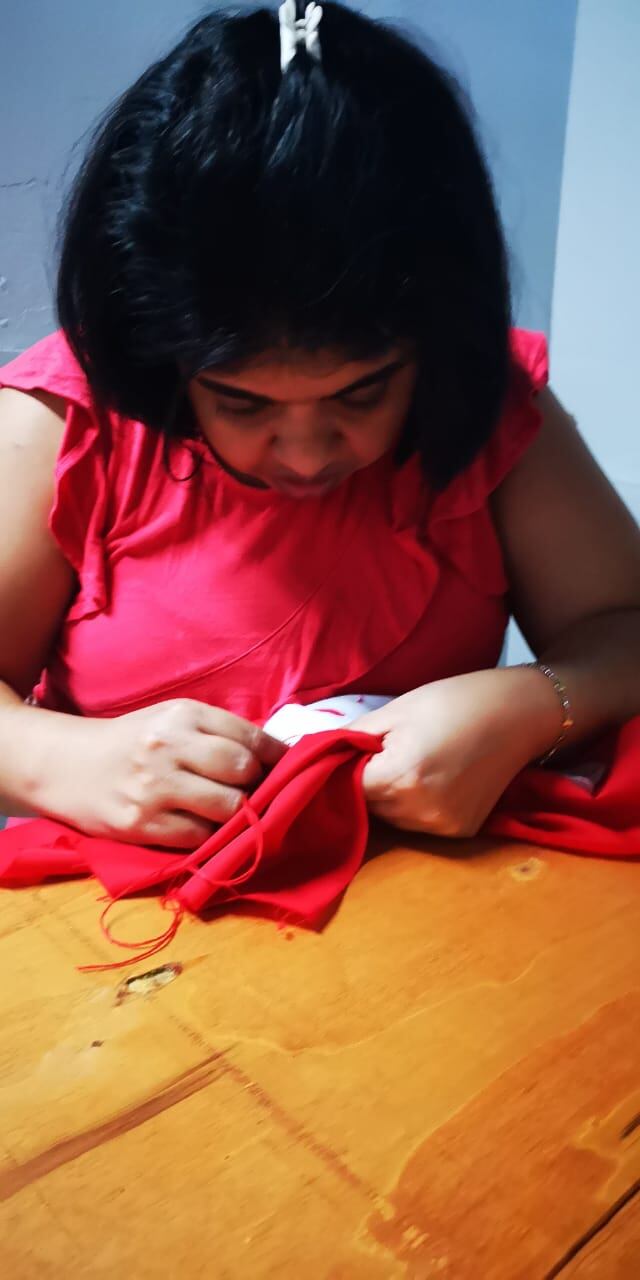 En Grecia vive doña Gabriela Castillo, tiene 39 años y un hijo de dos años, Santiago. Ella también ya adornó su casa y a pesar del golpe del año, está convencida que la alegría de diciembre