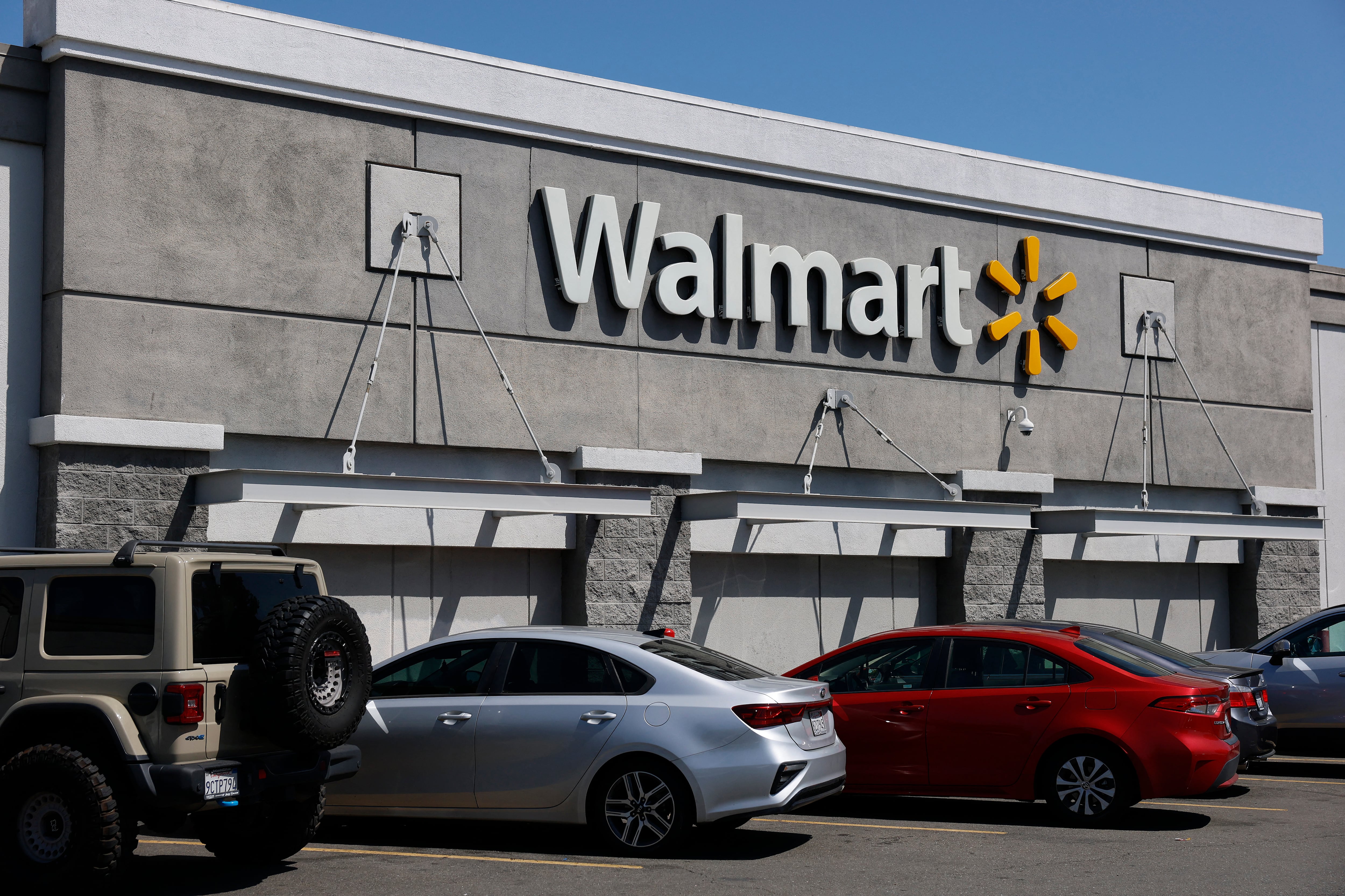 SAN LEANDRO, CALIFORNIA - 9 DE ABRIL: Vista de una tienda Walmart el 9 de abril de 2025 en San Leandro, California. Walmart está revisando sus estimaciones de ganancias del primer trimestre, ya que los nuevos aranceles del presidente Donald Trump podrían afectar sus ganancias en el primer trimestre.