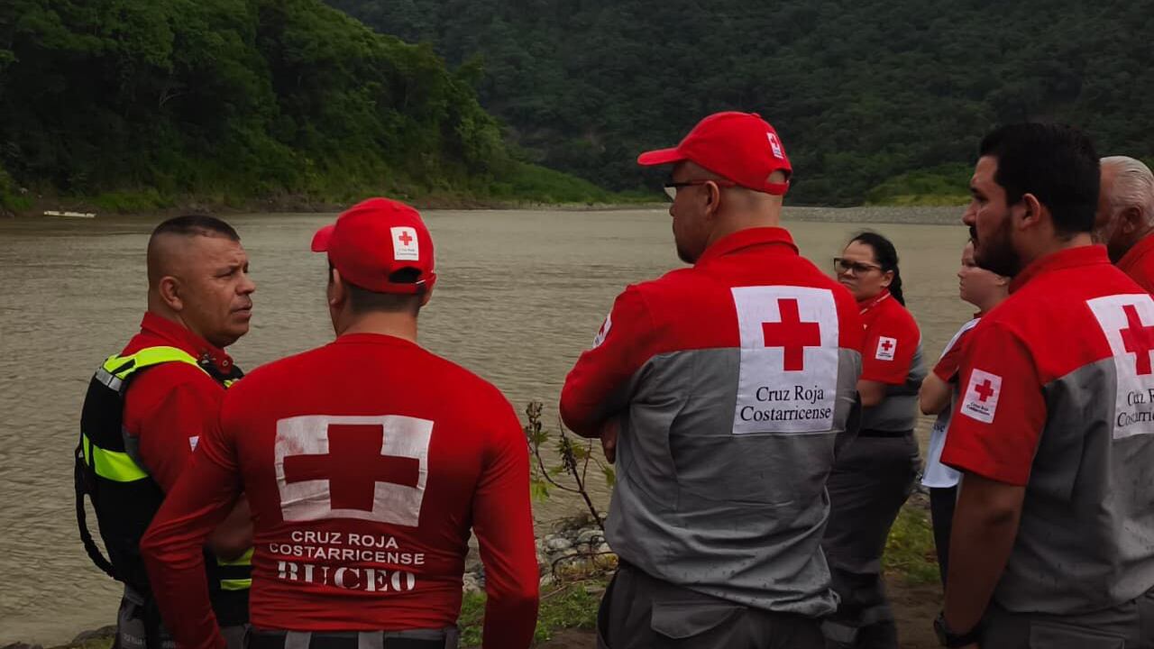 El río Grande de Térraba, en la zona sur del país, se convirtió en escenario de otra desgracia, un hombre desapareció al volcarse la panga en la que viajaba. Foto: Cruz Roja
