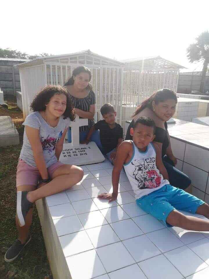 Hijos y nieto de Gaudy Vanessa Solano Salguera víctima de femicidio visitan su tumba. Foto: Autorizada por Ester Salguera para La Teja