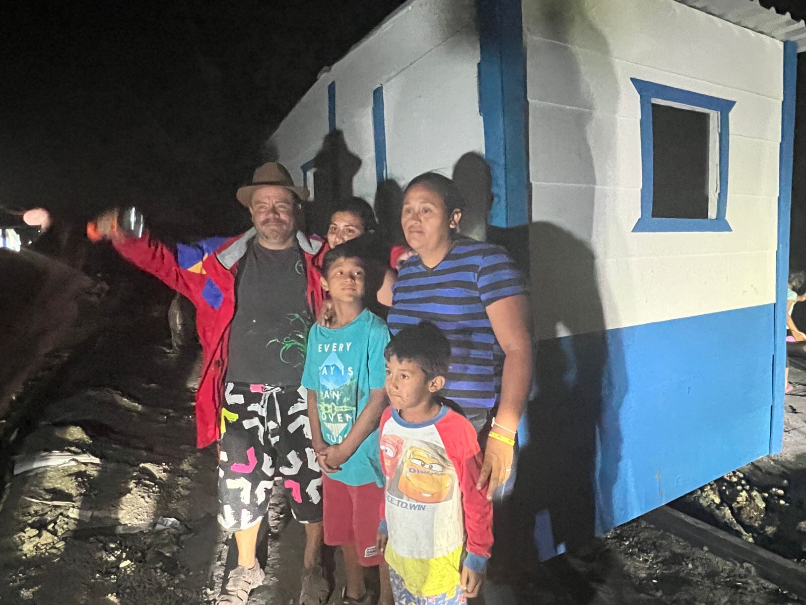 Donación de minicasa rodante a familia afectada por incendio. Foto cortesía Canal 36.