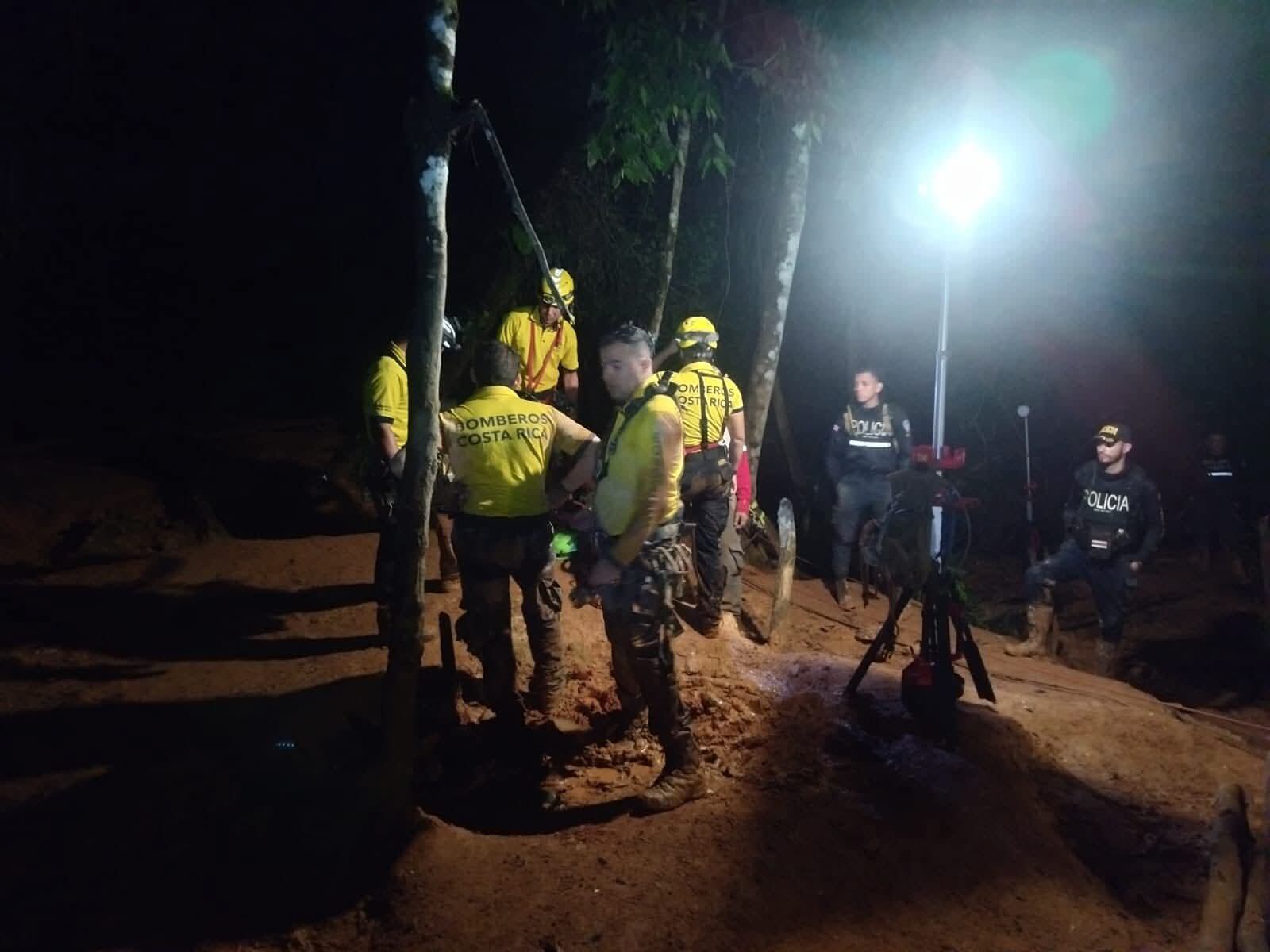 Las labores de búsqueda en Crucitas continuaron hasta altas horas de la noche.