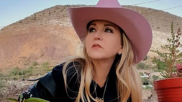 Alicia Villarreal hace señal de auxilio en concierto y denuncia a conocido cantante por violencia