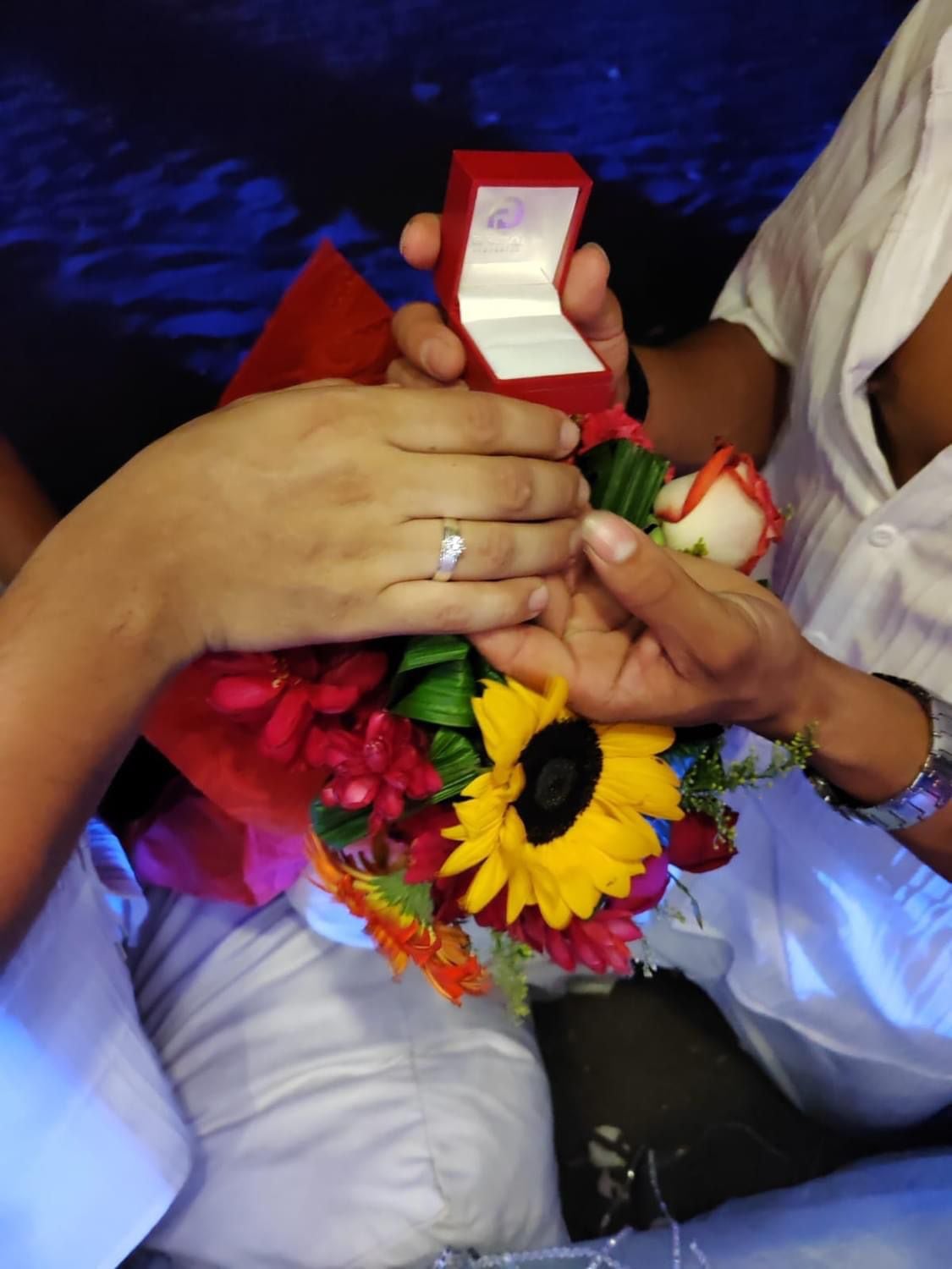 Cantante Juanjo Sánchez y su ahora prometido Leonel Chaves.