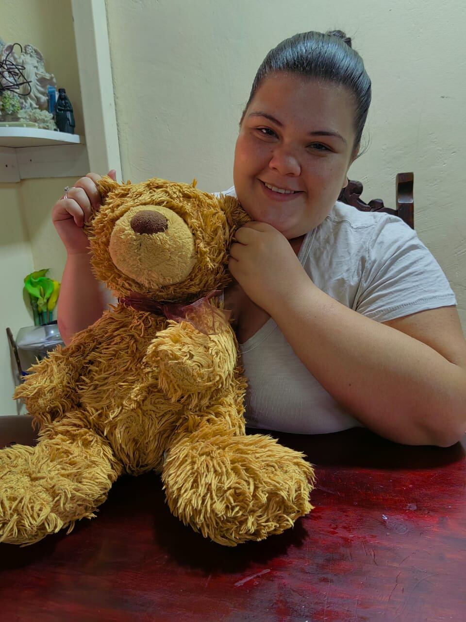 El ministro de vivienda Fernando Zumbado Jiménez con un oso de peluche, tras pasar la noche en un tugurio de Lomas del Río, Pavas, el 29 de mayo del 2007. En la foto, Génesis Pamela Morales Ríos, en el 2022, con el osito que el ministro Zumbado le regaló en el 2007.