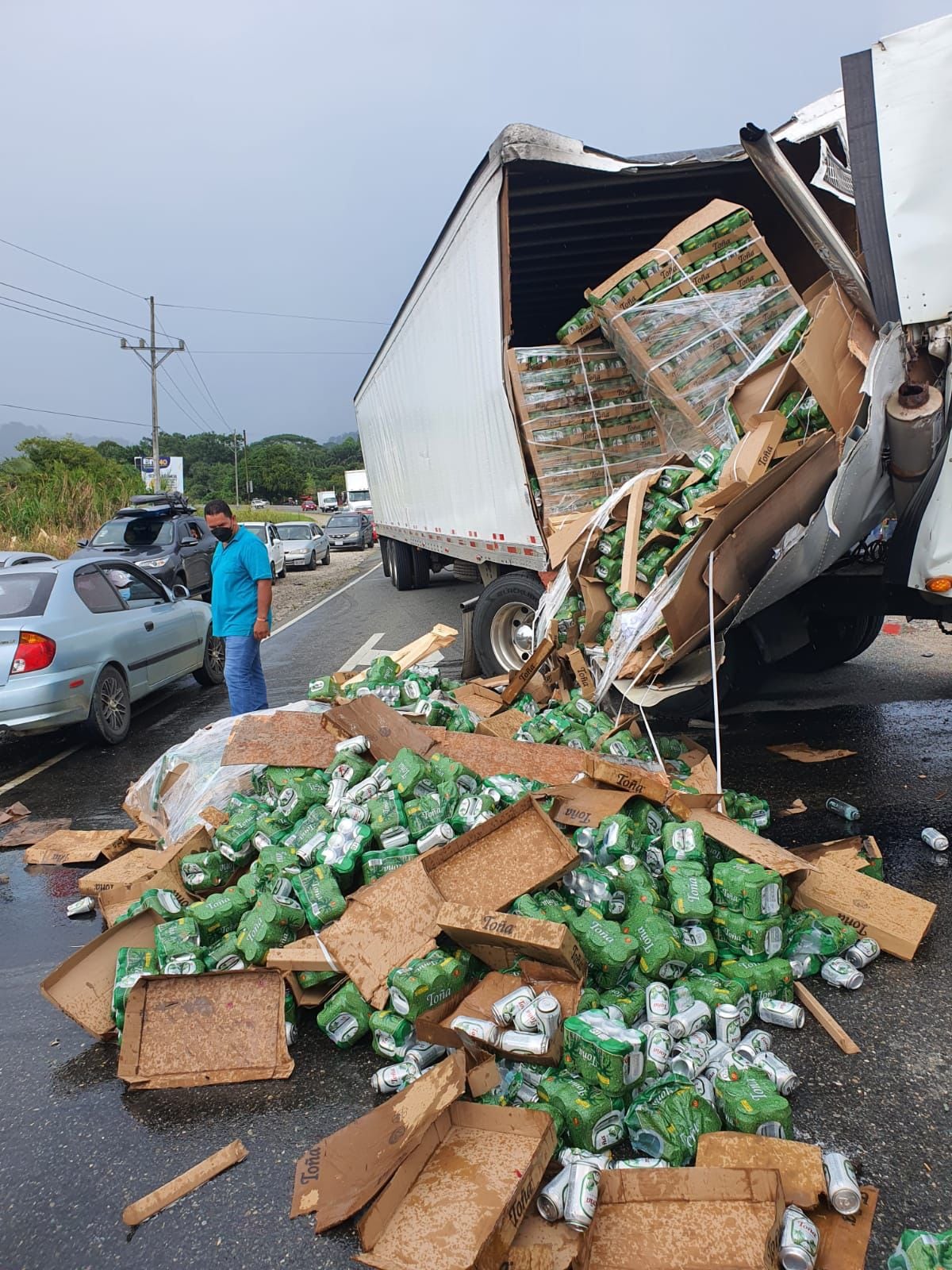 Conductores resultan heridos por choque entre dos trailers en Río Claro de Golfito. Fotos Alfonso Quesada.