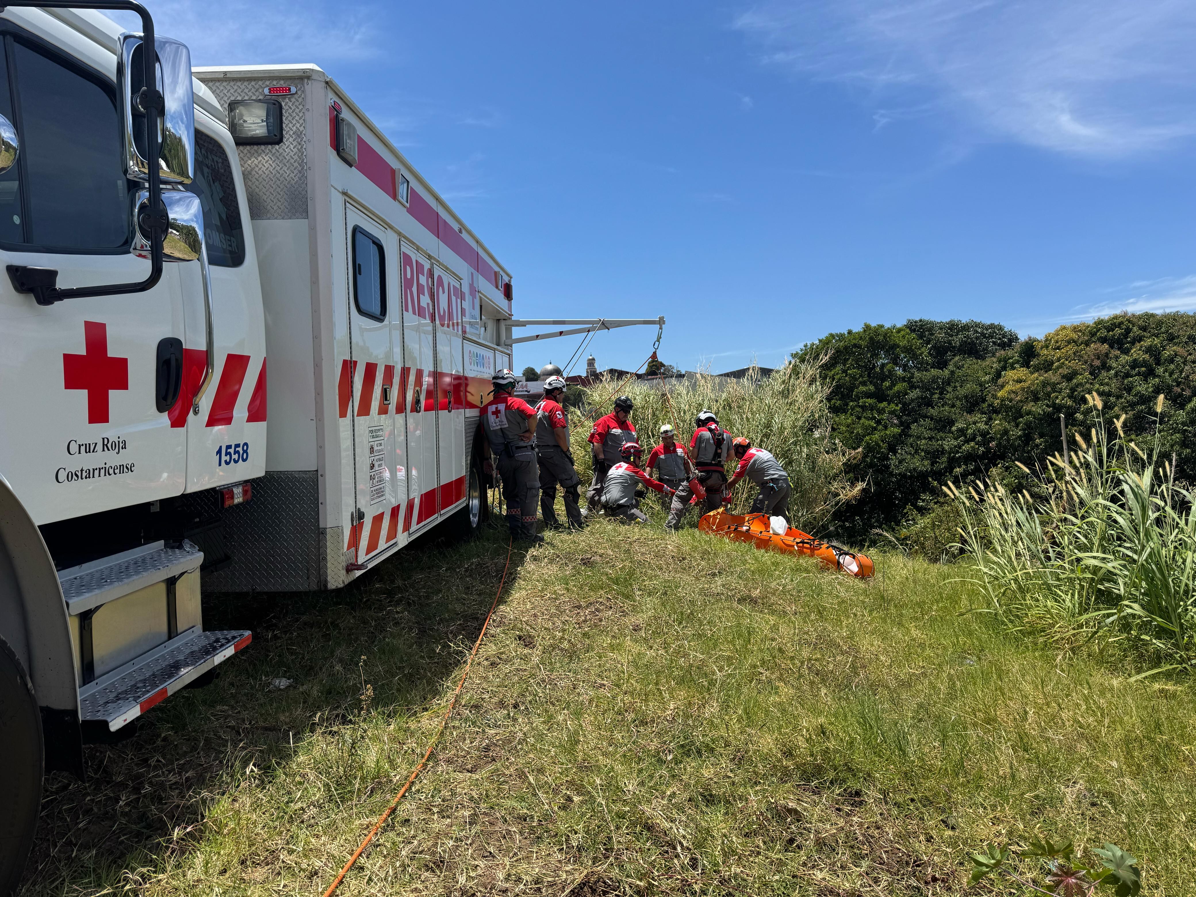 El cuerpo del hombre fue hallado a la orilla del río Torres en Cinco Esquinas de Tibás. Foto Cruz Roja.