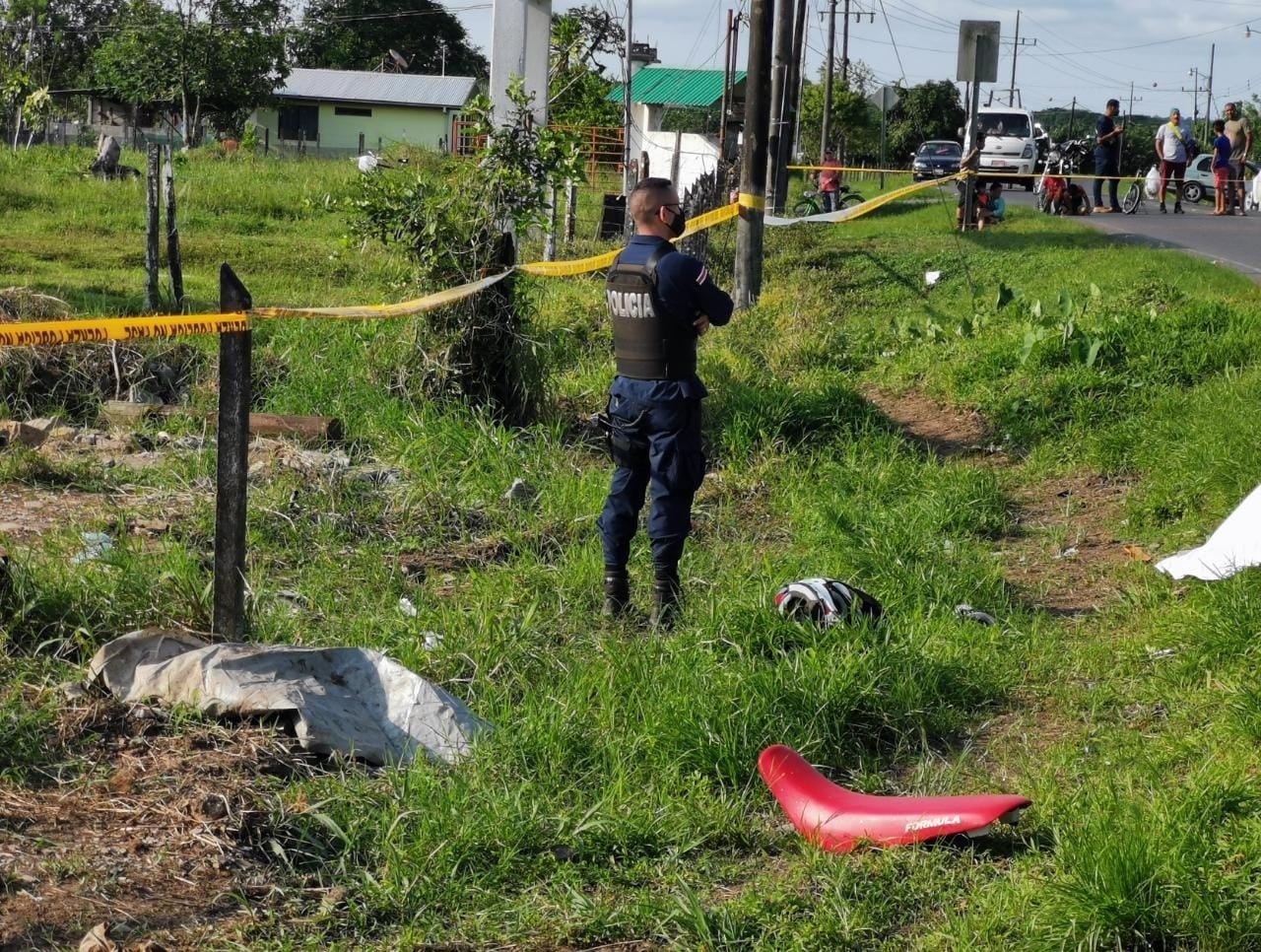 Choque entre dos motos deja dos fallecidos en Cariari de Pococí. Foto Reyner Montero.