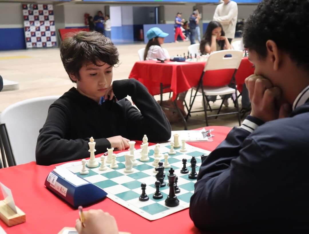 Matías Calderón es un joven de 12 años apasionado por el ajedrez y le da clases a sus compañeros de colegio. Cortesía.
