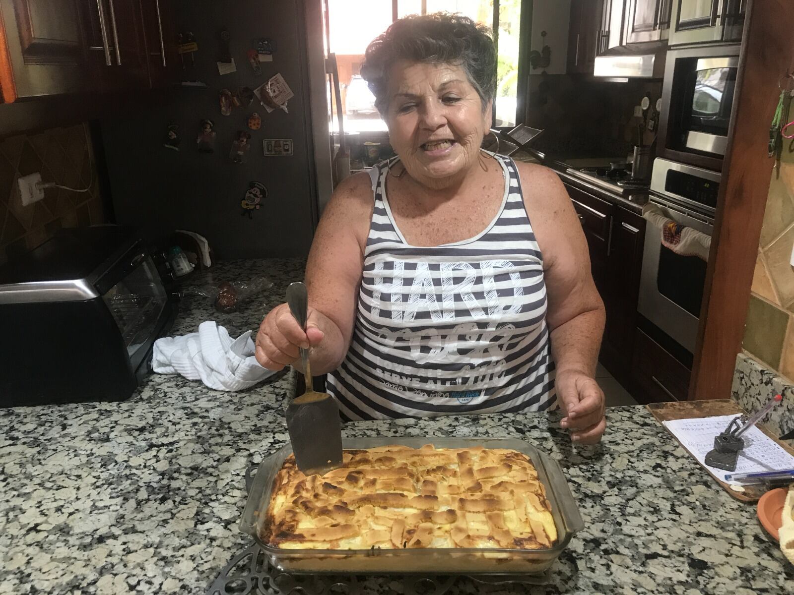 Nunca en la vida doña Yetty Chaverrí, una herediana de pura cepa, se imaginó que a sus 83 años, siendo mamá, abuela y bisabuela, publicaría un libro de recetas costarricenses que se convertiría en todo un éxito de ventas