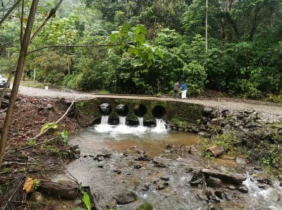 Una denuncia anónima asegura que, con maquinaria municipal, la municipalidad de Corredores construyó un puente dentro de una propiedad privada perteneciente a un hombre de apellidos González Hernández, detenido recientemente como sospechoso de liderar una organización narco que traficaba una tonelada de cocaína cada dos meses. Foto: reproducción.