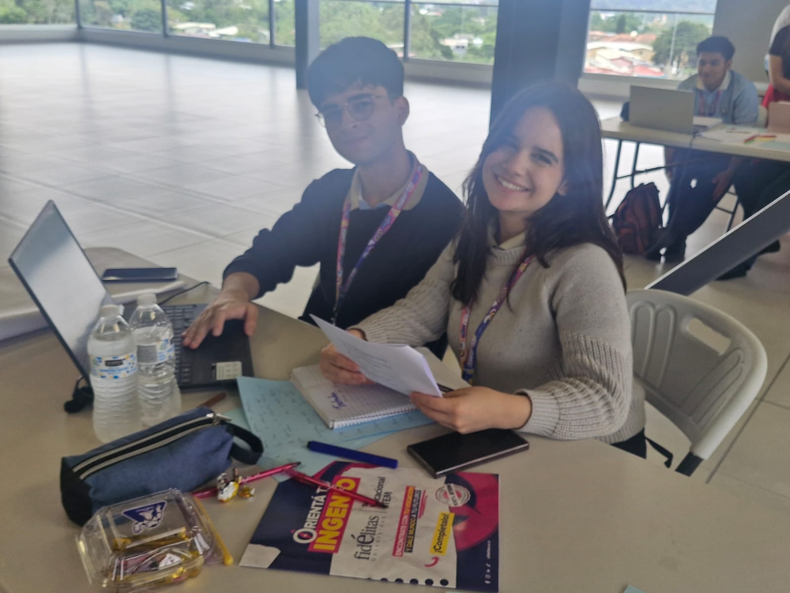 Victoria Rocha Ramírez y Gabriel Bonilla Mora, estudiantes del Colegio Técnico Profesional Vázquez de Coronado a convertirse en los ganadores nacionales de la edición 2026 de Misión Marte, una competencia colegial organizada por la Universidad Fidélitas. Obtuvieron el primer lugar tras presentar un proyecto llamado Boxi, enfocado en el desarrollo de un taladro autónomo capaz de producir oxígeno utilizando recursos presentes en Marte, como los glaciares y el material del suelo marciano.