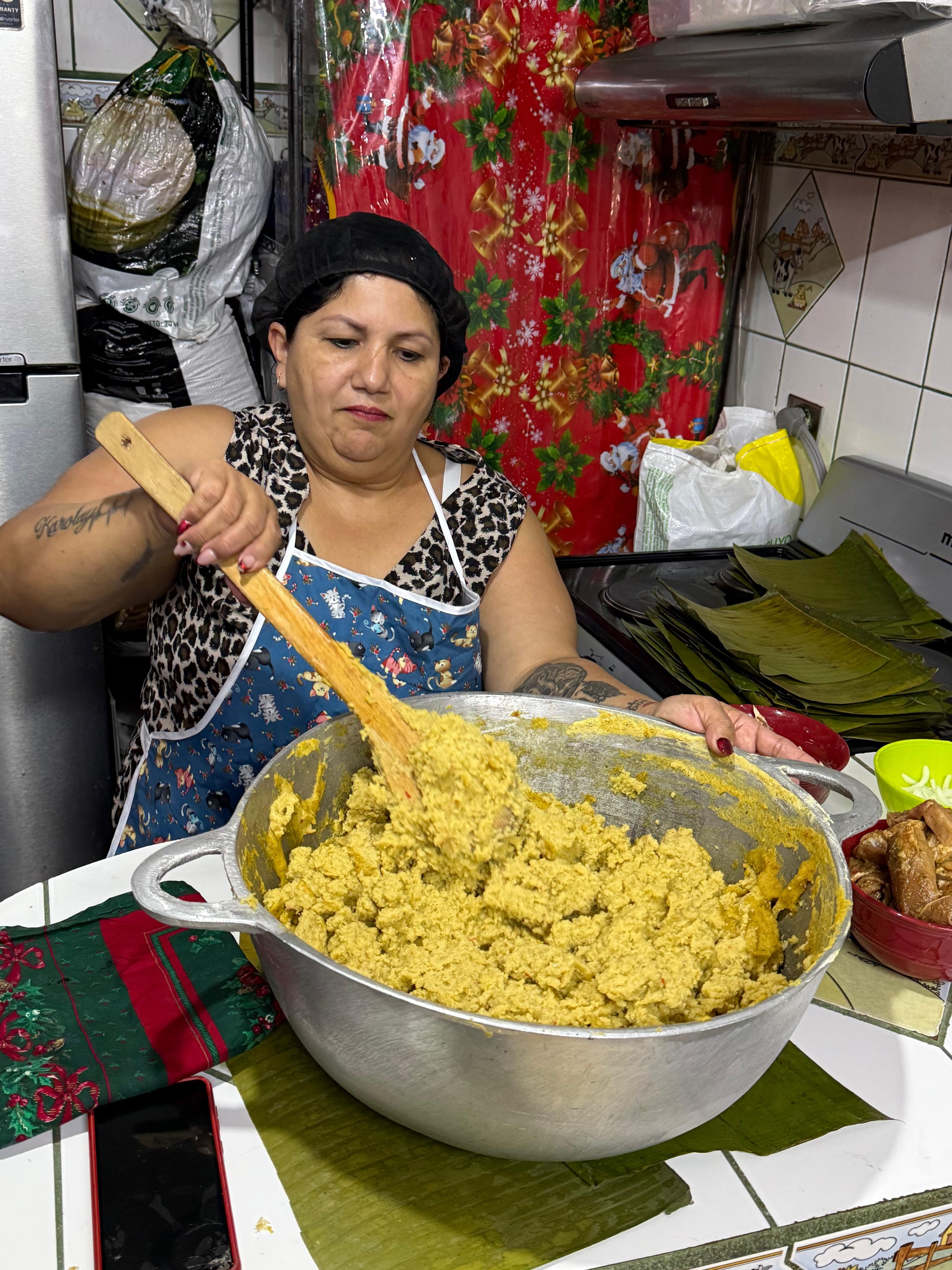 En nuestro último episodio (el cuarto) del “Cazador de tamales” nos fuimos para La Milpa y ahí doña Rosemary Cordero, muy amablemente, nos abrió las puertas de su hogar para que disfrutáramos cómo ella hace tamales