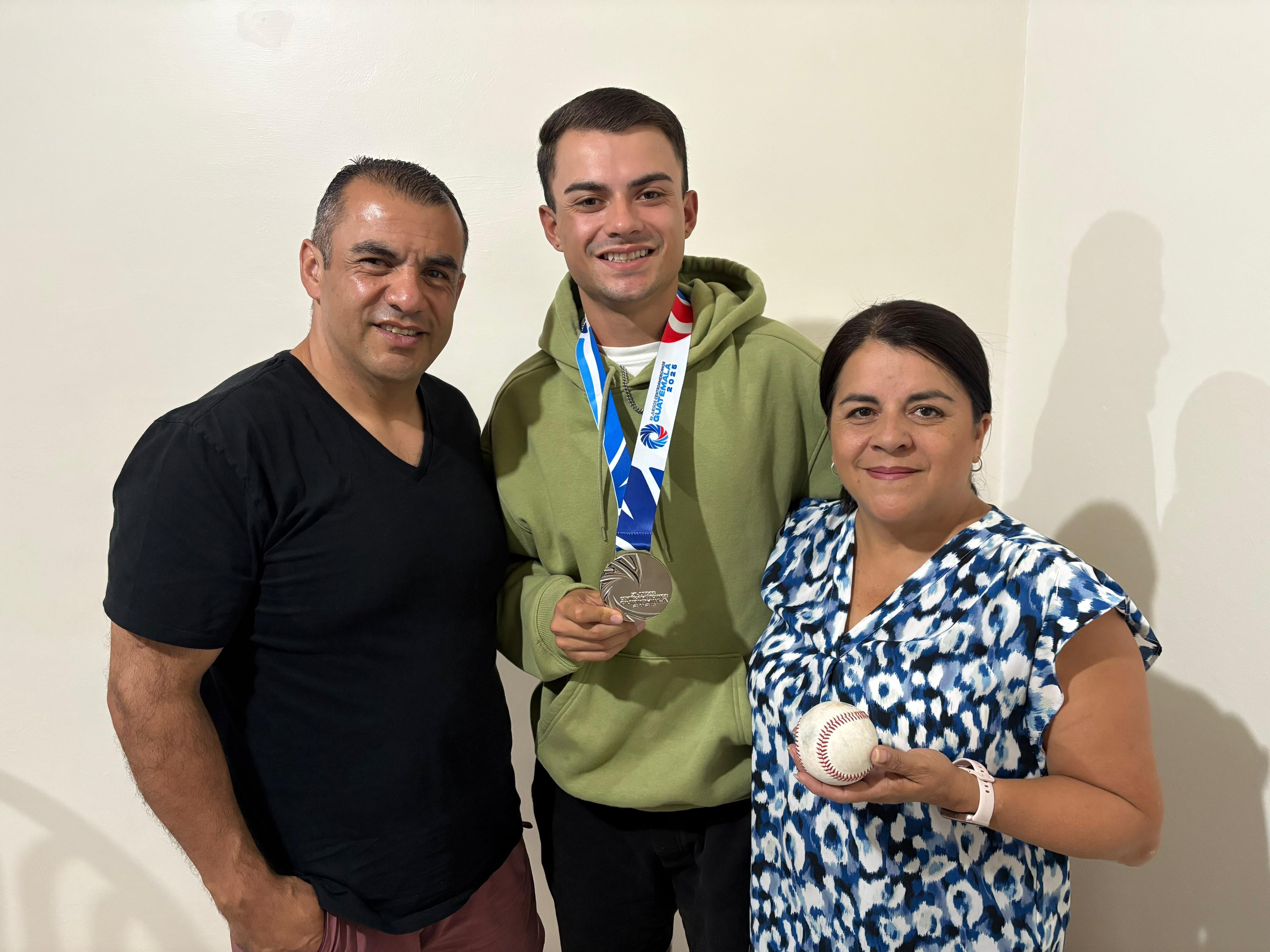 Fabián Cascante con la medalla de plata junto a sus padres, Luis Cascante y Kathia Roldán.