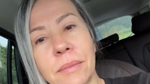 Doña Kattya Granados se vino para San José este sábado para acompañar a su guapa hija en medio del difícil momento que enfrentan