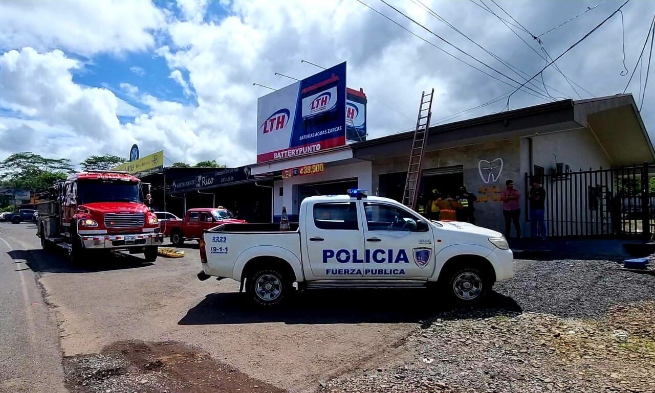 Mujer muere electrocutada en techo de clínica dental en Aguas Zarcas de San Carlos. Foto Edgar Chinchilla.