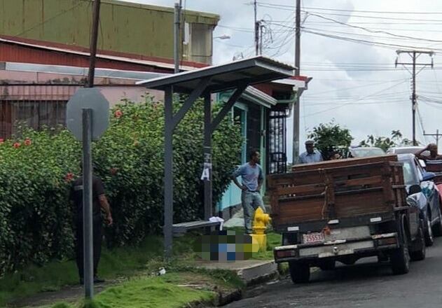 El hombre falleció cerca de una parada de buses. Foto cortesía.
