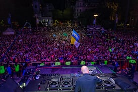 El cura DJ homenajea al papa Francisco en masiva fiesta electrónica, vea las impresionantes imágenes
