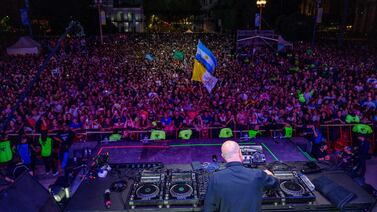 El cura DJ homenajea al papa Francisco en masiva fiesta electrónica, vea las impresionantes imágenes