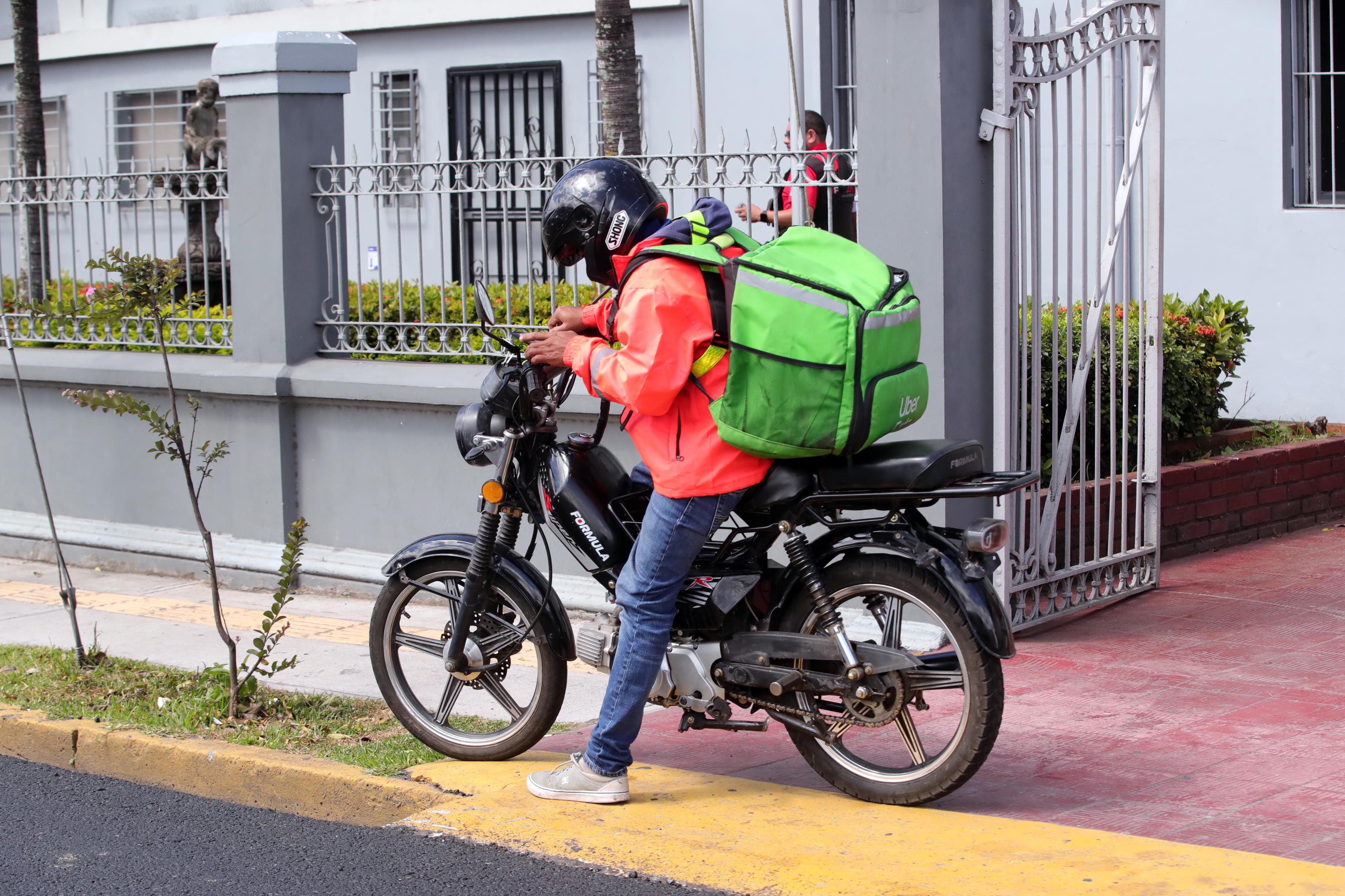 Conductores de bicimotos enfrentan incertidumbre sobre futura regulación.