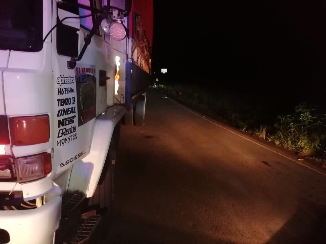 Joven de 17 años muere al chocar su motocicleta contra camión en Upala. Foto Edgar Chinchilla.