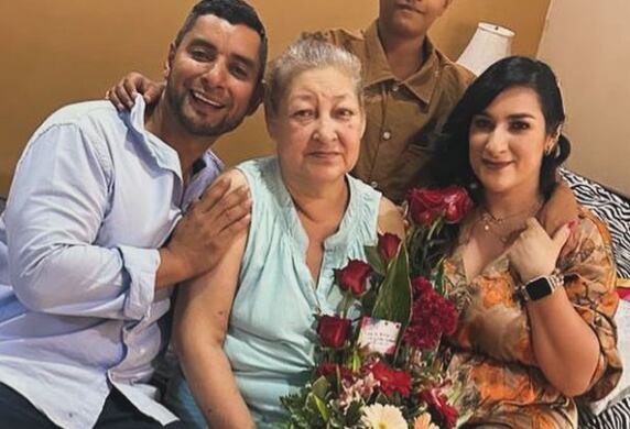 José Miguel Cruz, periodista de Más que noticias de Teletica y su mamá