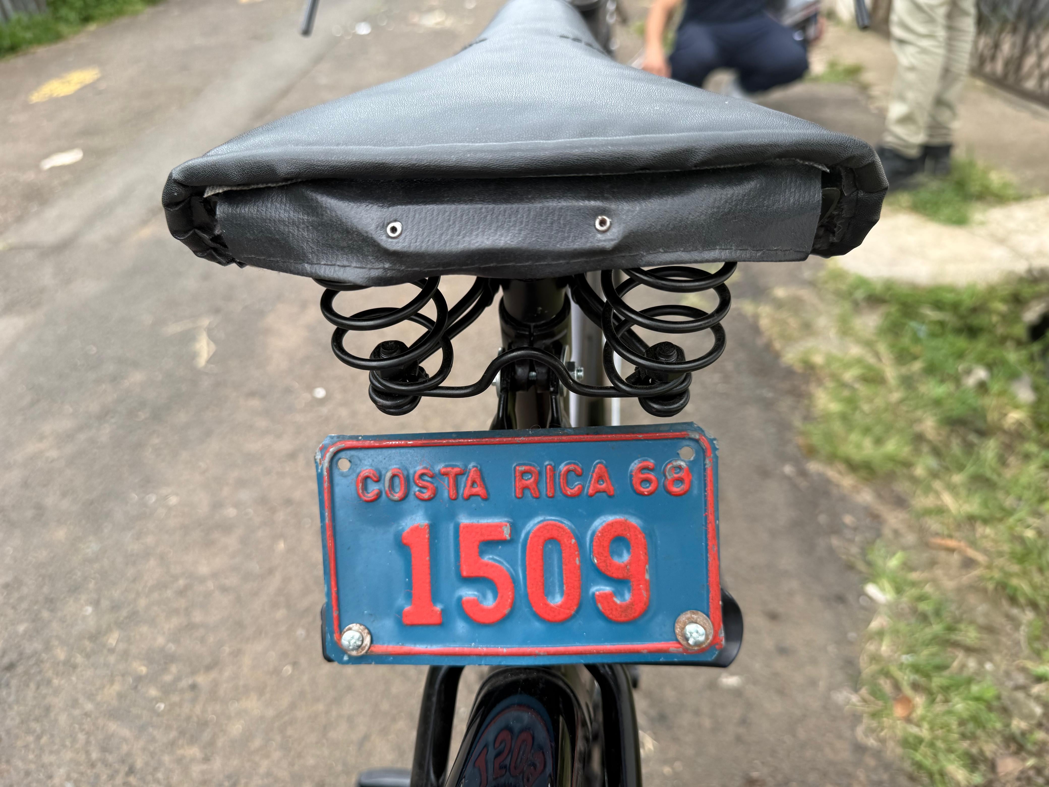 Alajueliteño Ángel Núñez maneja dos bicicletas que tienen placas metálicas las cuales son un recuerdo de la época en que las bicicletas también debían estar inscritas para circular por Costa Rica.