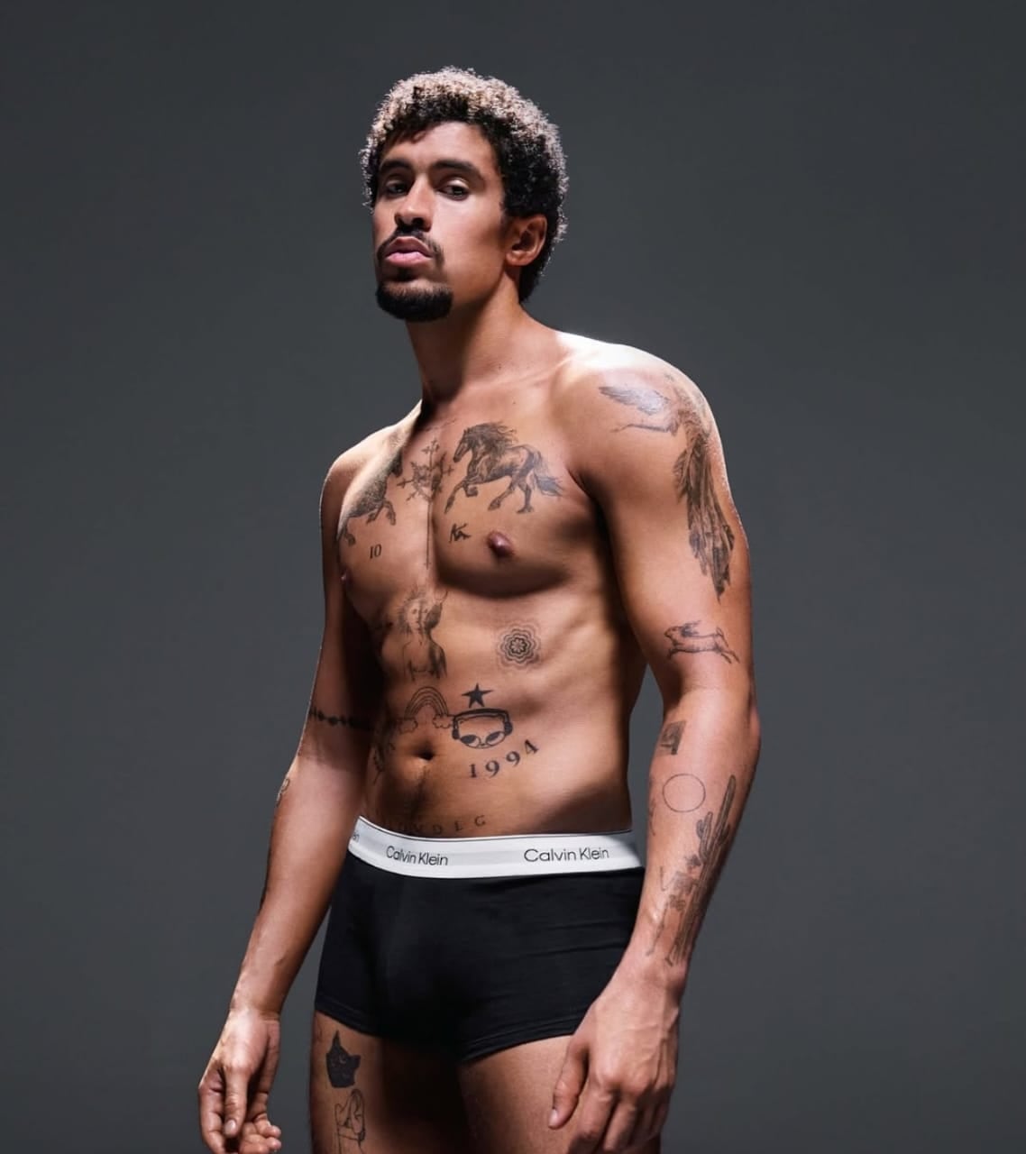 Bad Bunny en calzoncillos para la publicidad de la marca Calvin Klein.