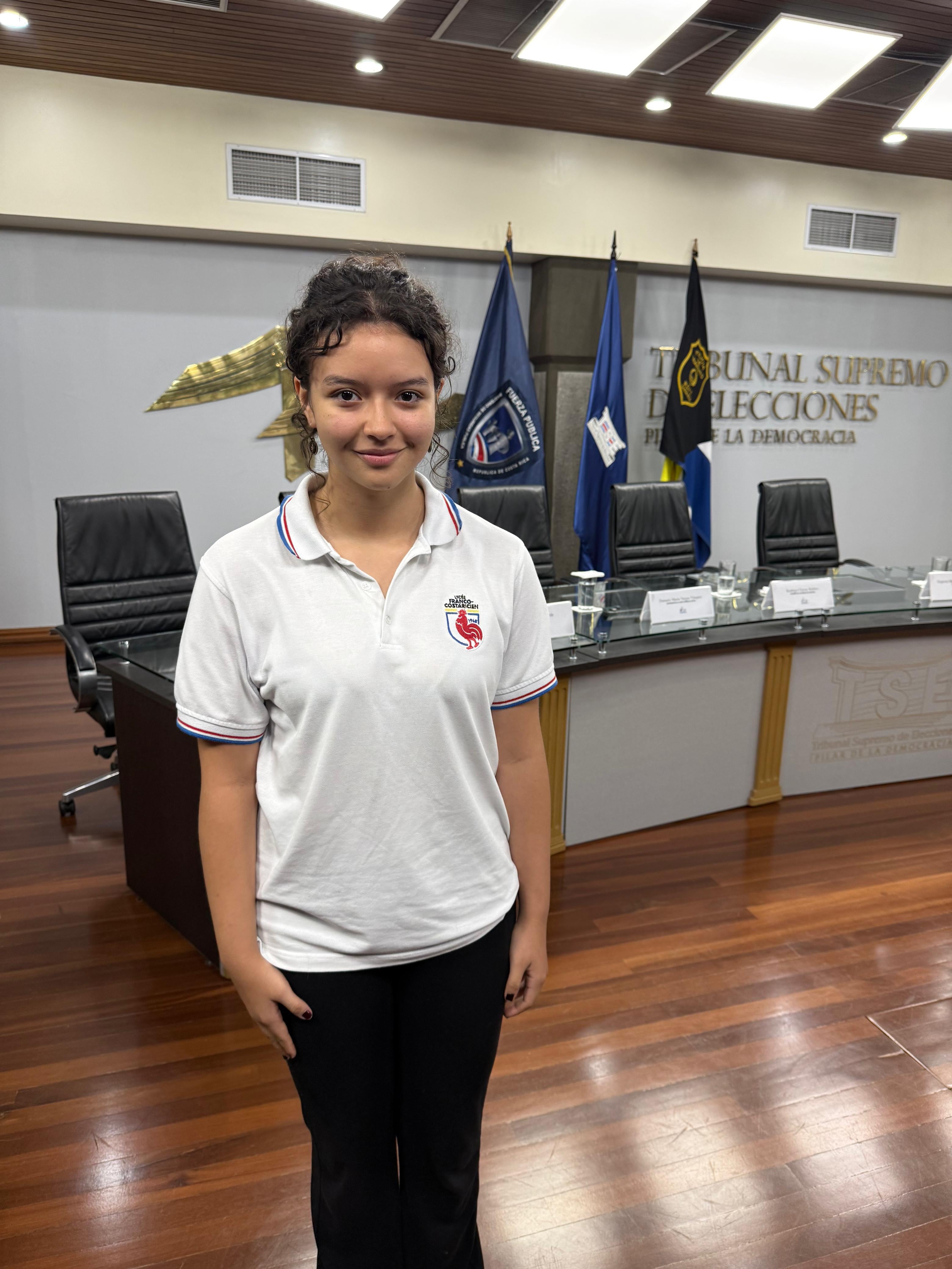 Juliana Sancho, estudiante con 15 años del Liceo Franco Costarricense sorprendió al estar en el acto solemne de lanzamiento de las elecciones presidenciales 2026 del Tribunal Supremo de Elecciones