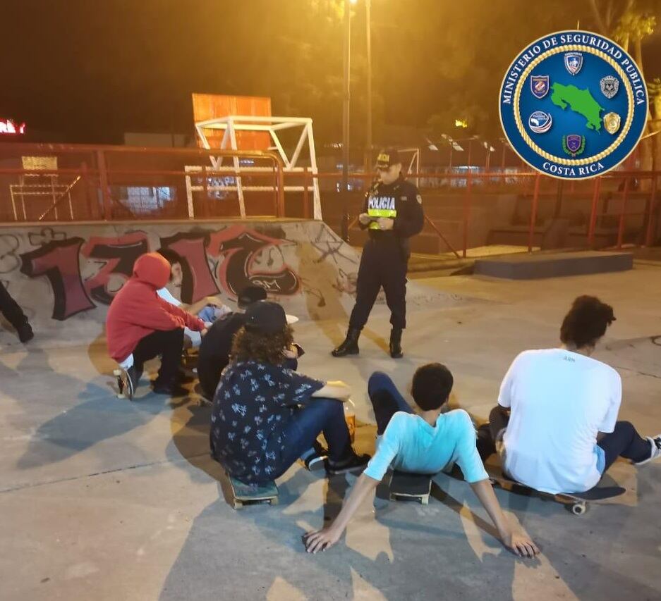 Detienen a 6 jóvenes que rompieron cinta amarilla para ingresar a parque de patinaje en Alajuela. Foto MSP.