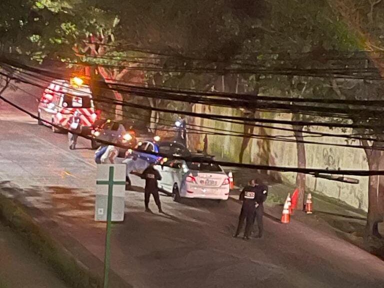 La calle que comunica Rohrmoser con La Uruca, cerca de Plaza Mayor, estuvo cerrada en ambos sentidos mientras  la policía realizaba las pesquisas. Foto:: Cortesía.
