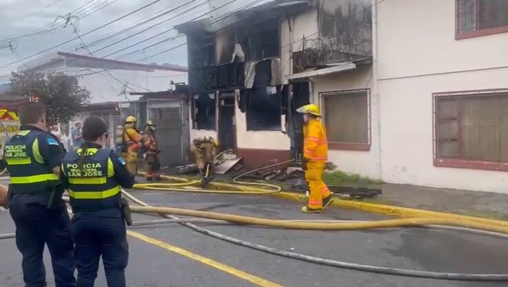 El incendio ocurrió en una propiedad que aparentemente estaba abandonada.