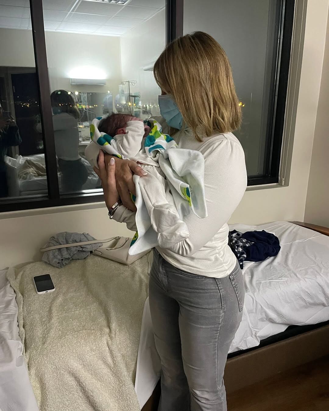 Austin Berry y su esposa Cristina Alfaro chineando a su primer nieto, Parisa.