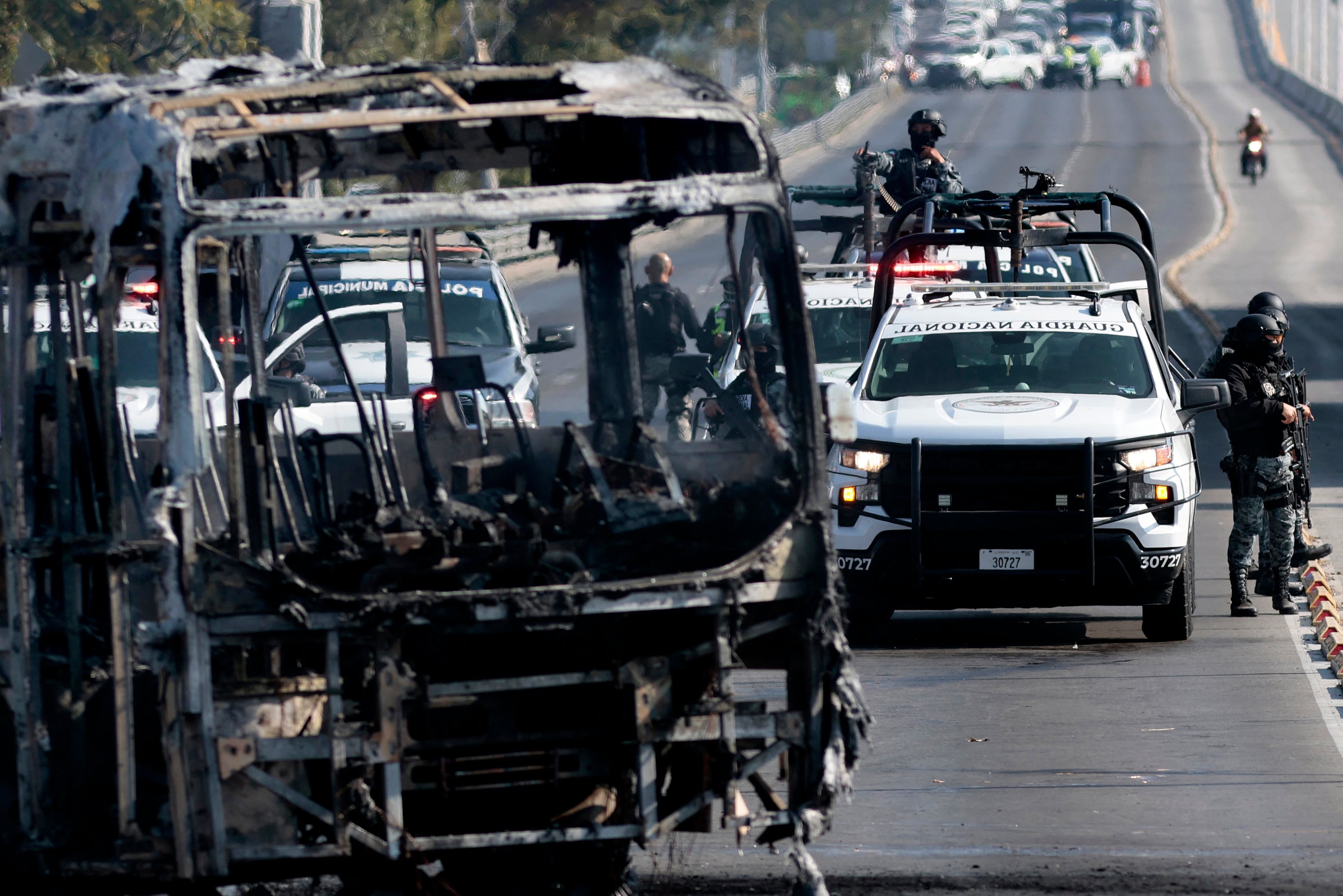 Antes del anuncio oficial sobre la muerte de 'El Mencho', grupos armados incendiaron automóviles y camiones para bloquear varias vías en Jalisco como reacción a un operativo federal en la zona.
