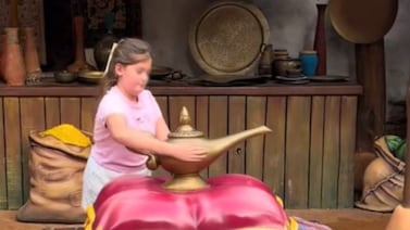 Niña con cáncer terminal pide deseo a la lámpara de Aladdín en Disneyland y conmueve al mundo