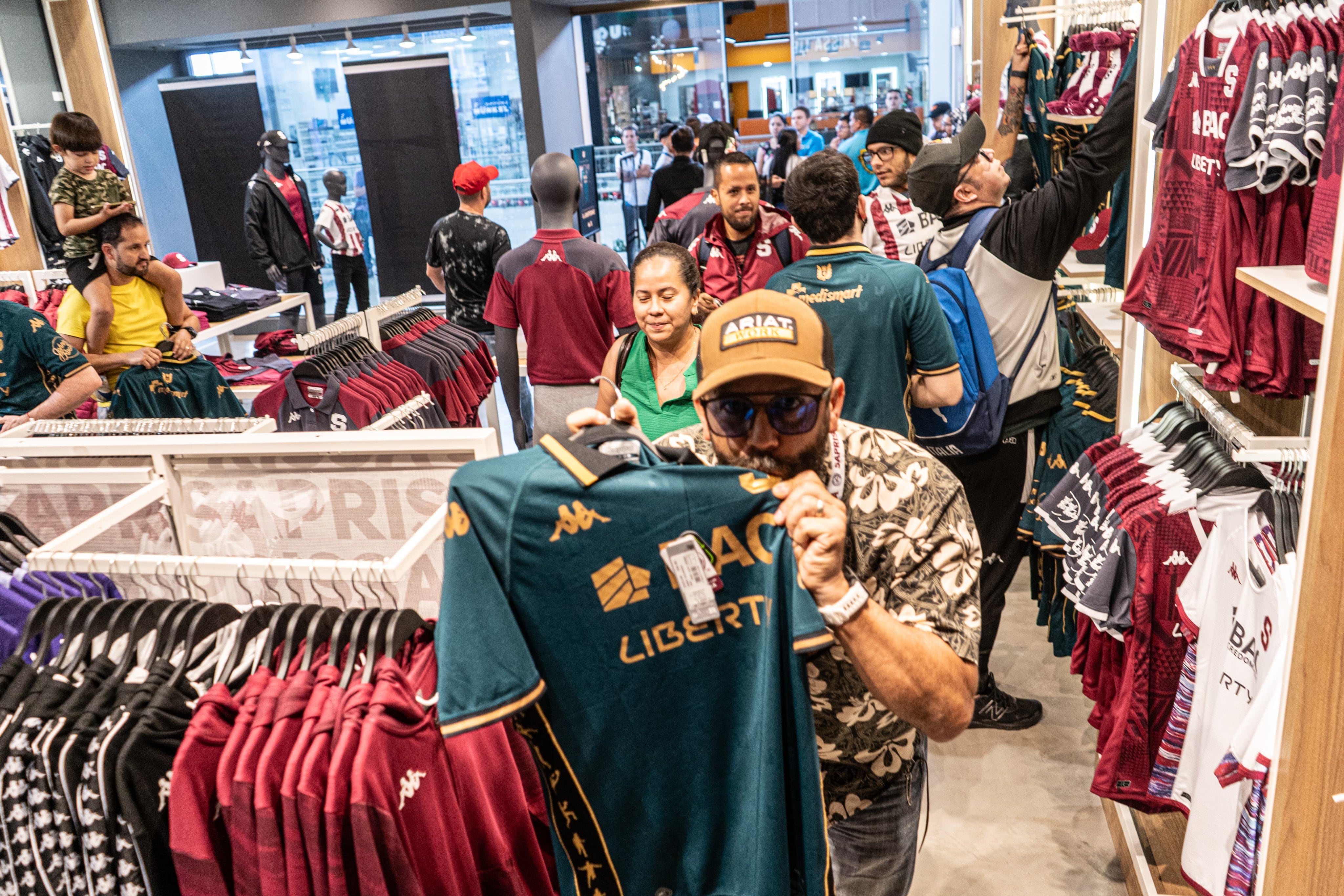 Morados hacen fila para comprar tercer uniforme de Saprissa