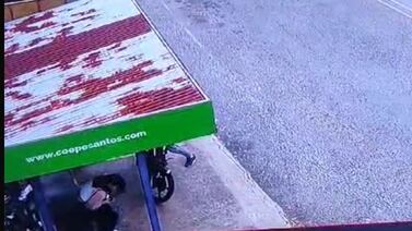 Video muestra cómo jovencita se salvó de tiroteo en que fue asesinado hombre