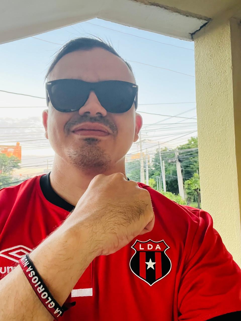 Gustavo Quesada, del programa Fanátikos de Tigo Sports lleva en su mano derecha un amuleto de la suerte. Cortesía.