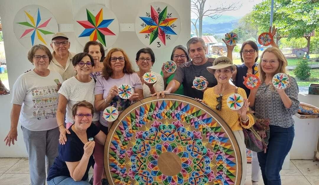 En la Escuela de Pintura Típica Sarchí, le enseñaran a pintar la tradicional rueda. (Cortesía)