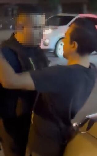 Investigan a policías por supuesta conducta irregular en Santa Ana. Captura de video.