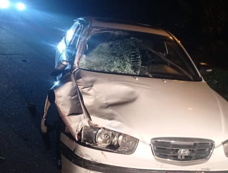 Así quedó el carro tras el atropello. Foto cortesía.